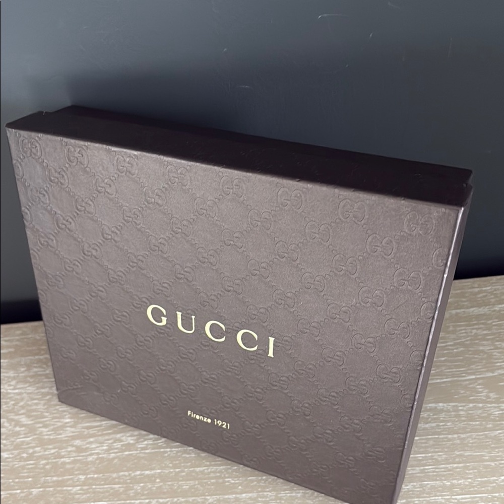 GUCCI DARK BROWN EMBOSSED GIFT BOX - Picture 2 of 8